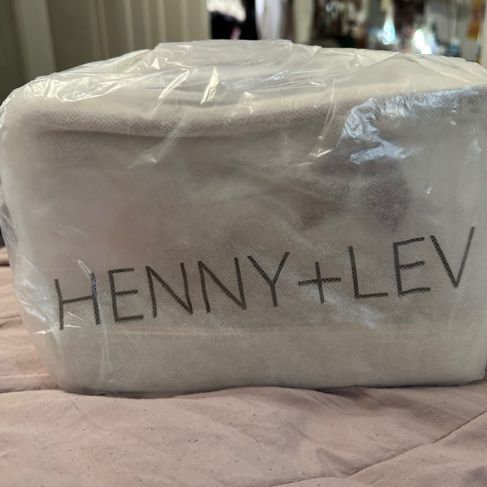 HENNY + LEV
The Max Makeup Trunk